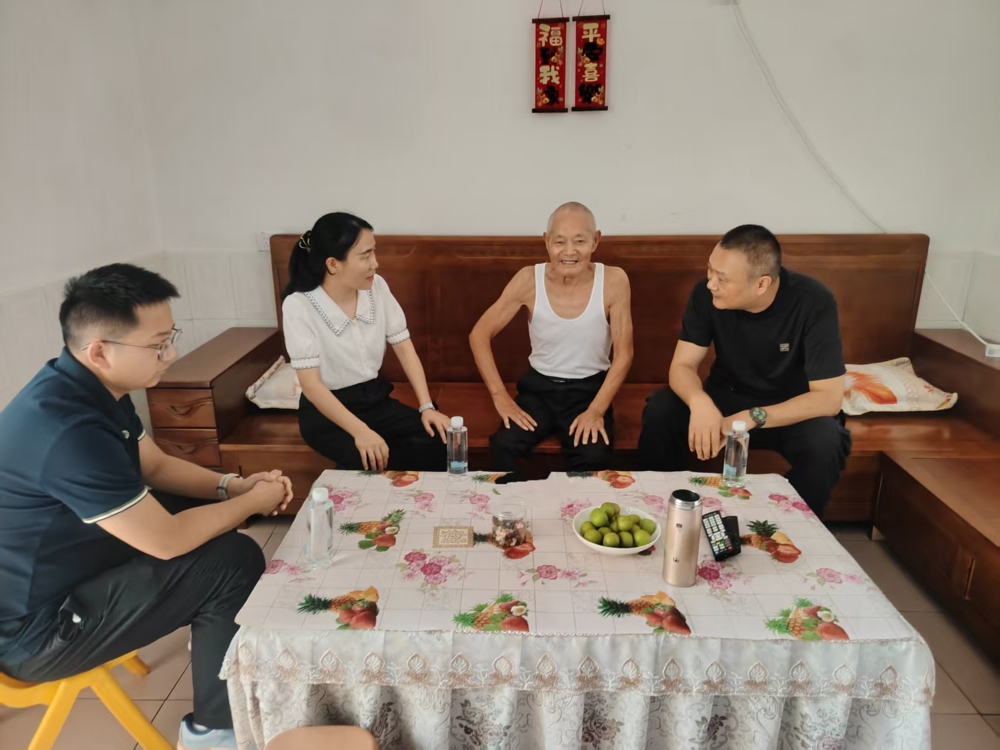 盛夏送暖传温情 薪火相传谋新篇——安乡县人民检察院检察长提名人选汪媛媛走访慰问退休老党员